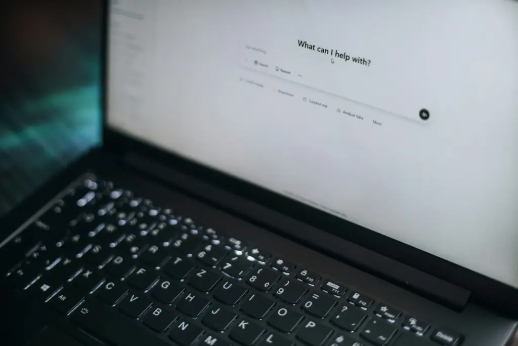 Przeglądanie agentowe z wykorzystaniem narzędzia AI na ekranie laptopa