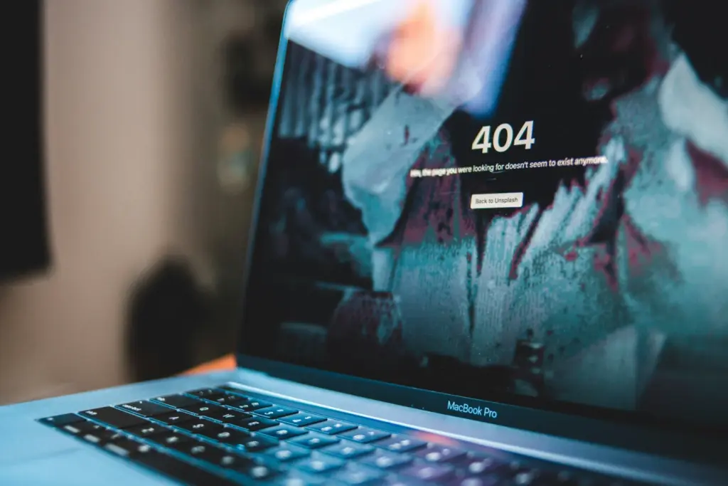 Błąd 404 na ekranie laptopa jako przykład problemu wynikającego z braku opieki nad stroną internetową
