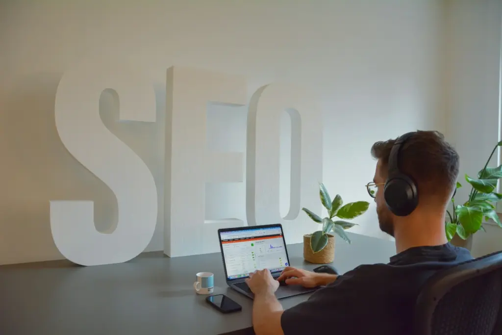 Specjalista analizujący SEO na laptopie podczas tworzenia strony internetowej zgodnej z potrzebami użytkowników